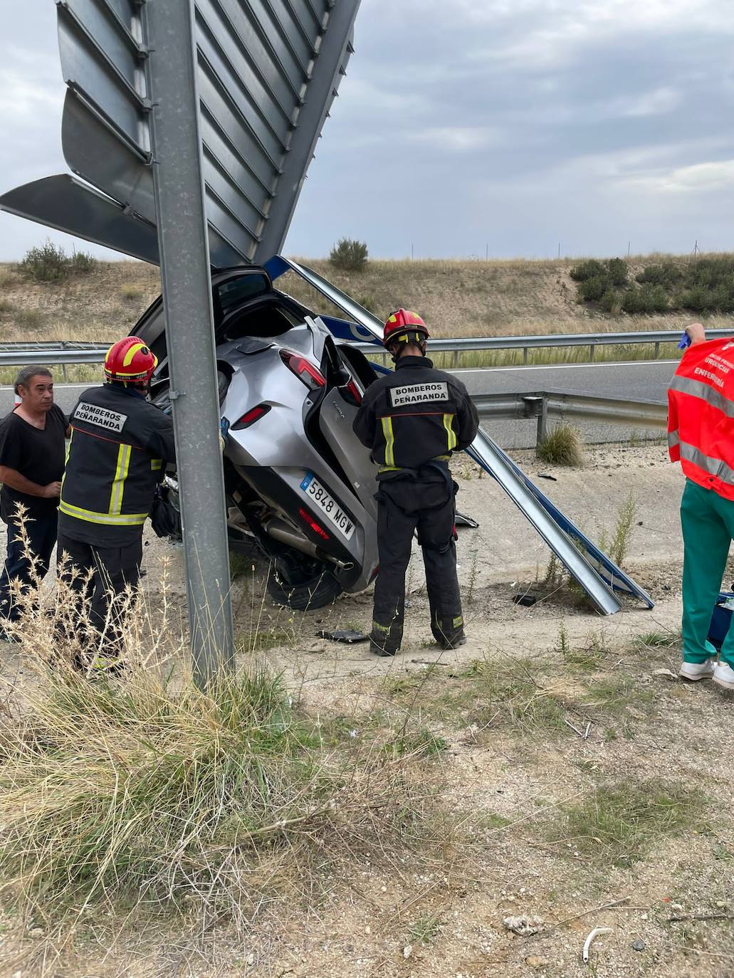 Imagen secundaria 2 - Un hombre se queda atrapado tras colisionar con su vehículo contra un panel de tráfico en Peñaranda