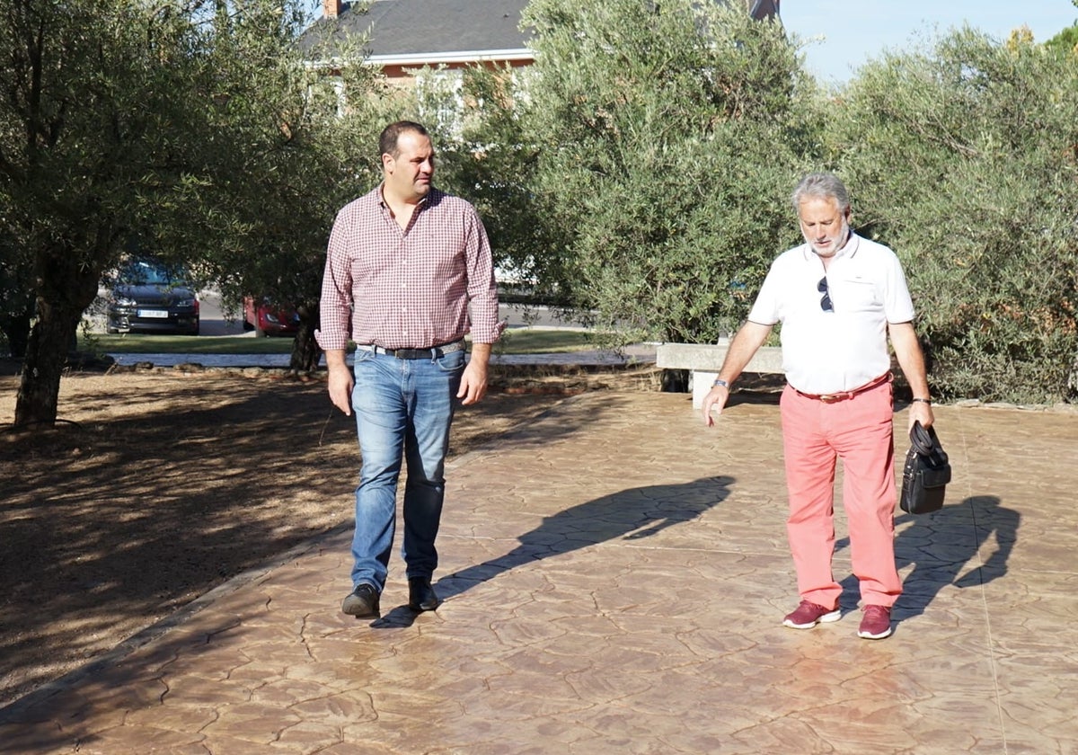 El alcalde de Santa Marta, David Mingo, y el presidente de la urbanización Valdelagua, José Santos.