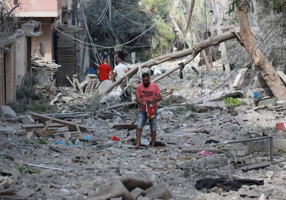 Calle de un distritito de Gaza destruída