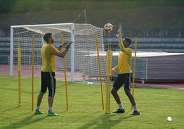 Jon Villanueva y Moha, durante un ejercicio en el entrenamiento de ayer en Las Pistas.