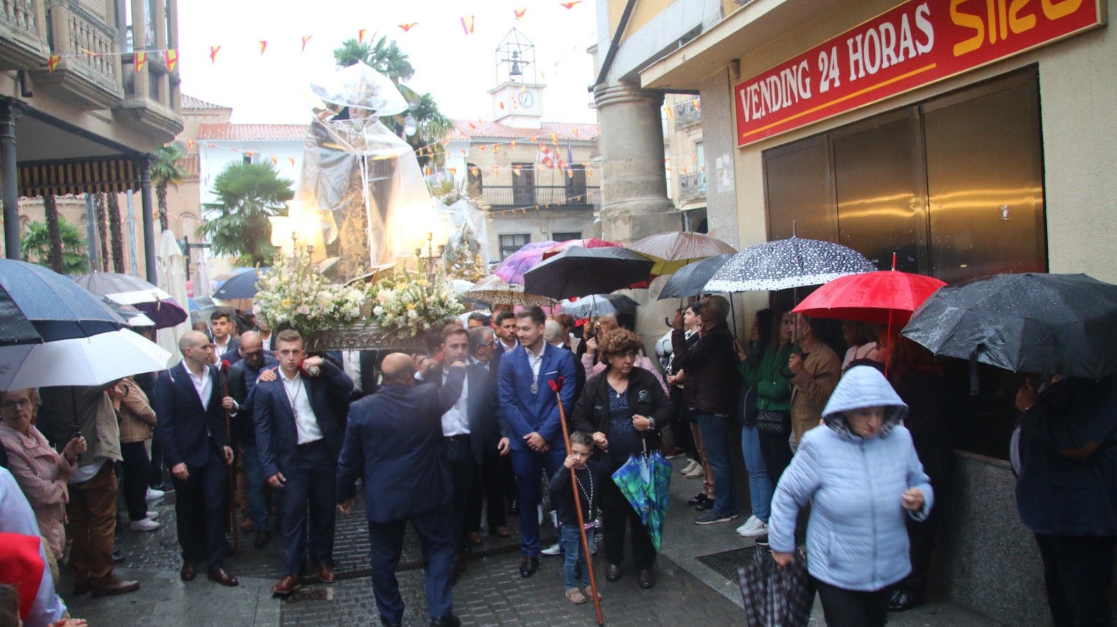 Solemne procesión en Alba de Tormes de Santa Teresa y el Santo Brazo, bajo la lluvia