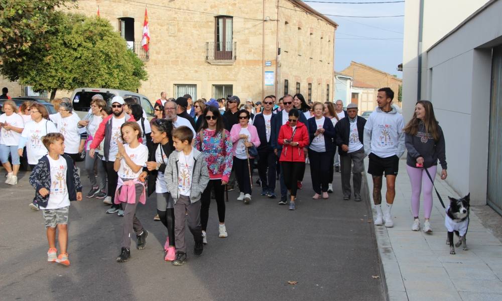 Pasos solidarios a favor de la lucha contra la esclerosis múltiple desde Villar de Gallimazo hasta Peñaranda