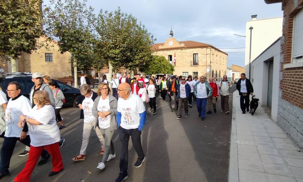 Pasos solidarios a favor de la lucha contra la esclerosis múltiple desde Villar de Gallimazo hasta Peñaranda