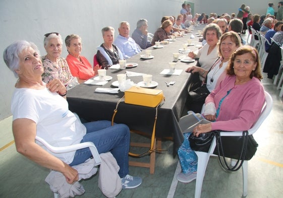 Uno de los grupos de asistentes a la celebración en Santa Marta. EÑE