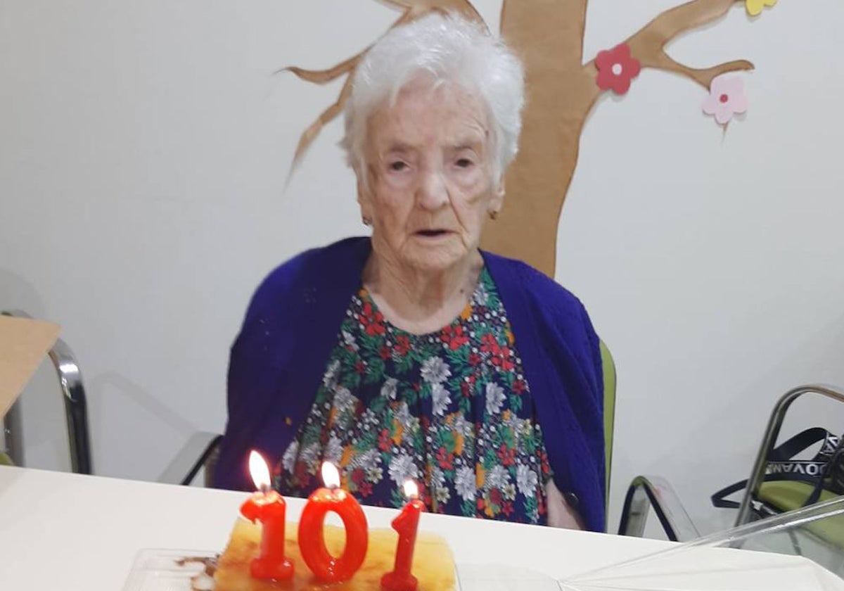 Margarita Díaz, con la tarta de cumpleaños el día que hizo los 101.