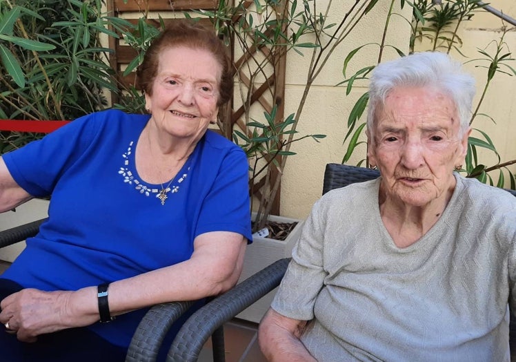 Imagen principal - Margarita, a la derecha, junto a su hermana Angelita, que vive en Guijuelo.