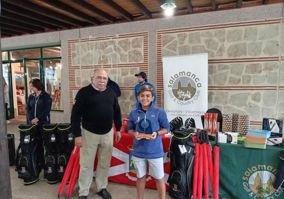 Guillermo Martín, del Valmuza Golf, con su trofeo