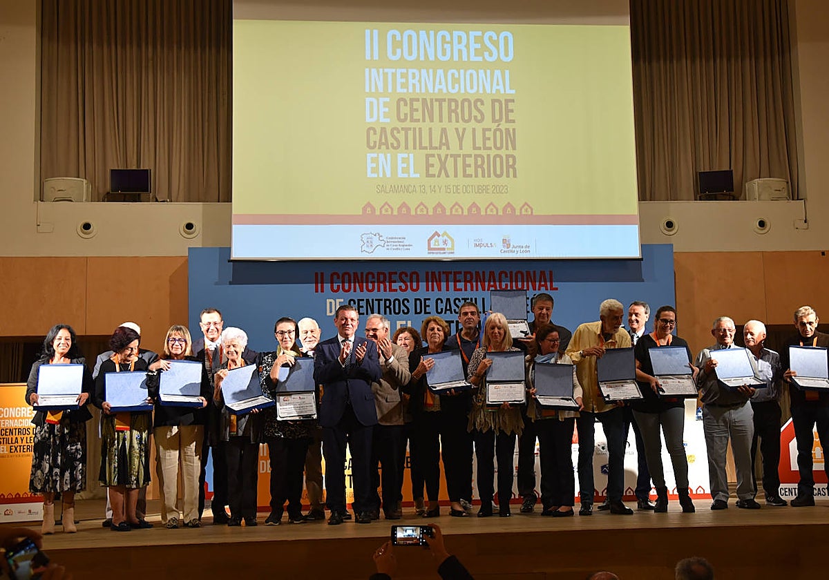 Los representantes de centros regionales que han cumplido más de cien años recibieron una placa.