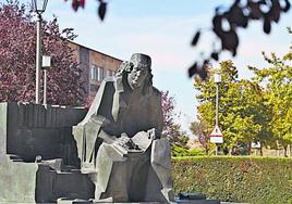 La escultura de Elio Antonio Nebrija en su ubicación actual, en la calle Balmes, junto al campus de Ciencias de la Universidad.