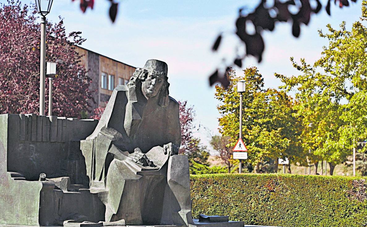 La escultura de Elio Antonio Nebrija en su ubicación actual, en la calle Balmes, junto al campus de Ciencias de la Universidad.