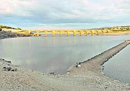 Imagen del puente viejo resurgiendo en Santa Teresa