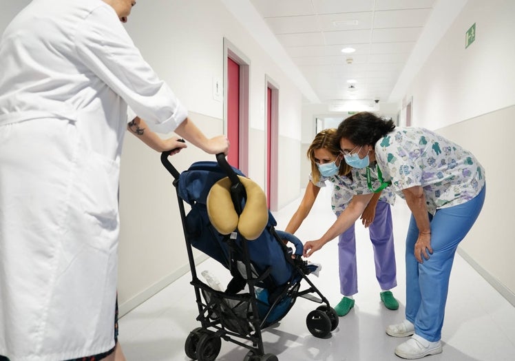 Imagen principal - El equipo de Pediatría cuida de la pequeña en su box de la UCI y en las instalaciones del hospital, donde han personalizado su estancia para que sea lo más parecido a la habitación de una niña.