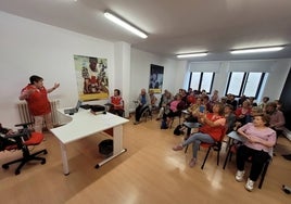 Asistentes a la charla de Cruz Roja en Ciudad Rodrigo.