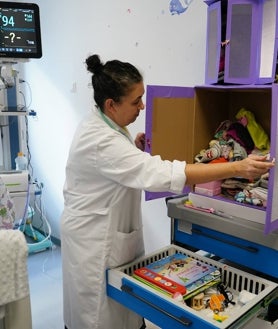 Imagen secundaria 2 - El equipo de Pediatría cuida de la pequeña en su box de la UCI y en las instalaciones del hospital, donde han personalizado su estancia para que sea lo más parecido a la habitación de una niña.