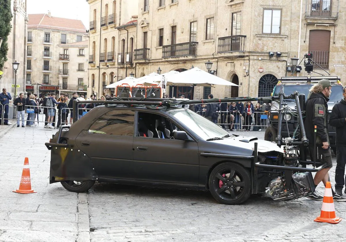 Uno de los vehículos utilizados ayer para las escenas de persecución de la película en la plaza de San Isidro.