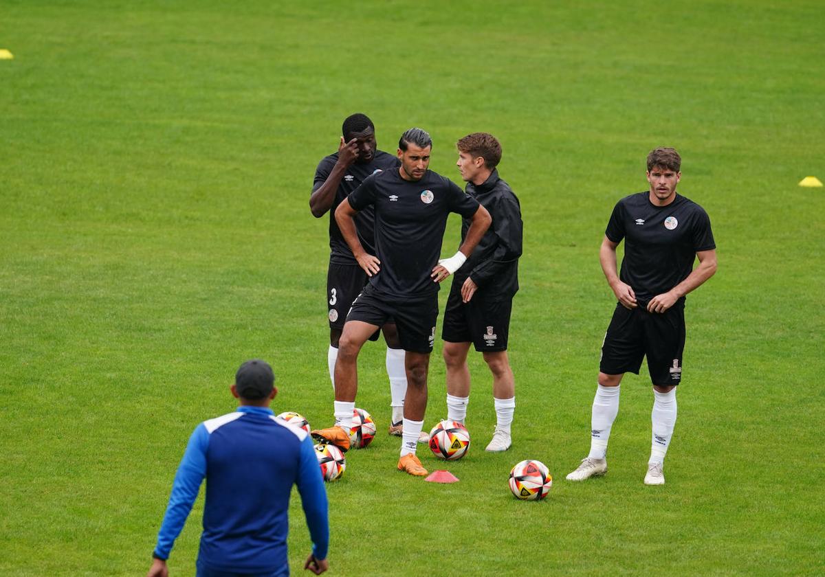 Souley, Durán, Cristeto y Amaro atienden a una explicación de Calvillo durante el calentamiento previo al choque del domingo ante el Real Ávila.