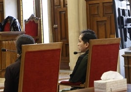 La acusada (a la derecha) junto a la intérprete en el juicio en la Audiencia Provincial de Salamanca.