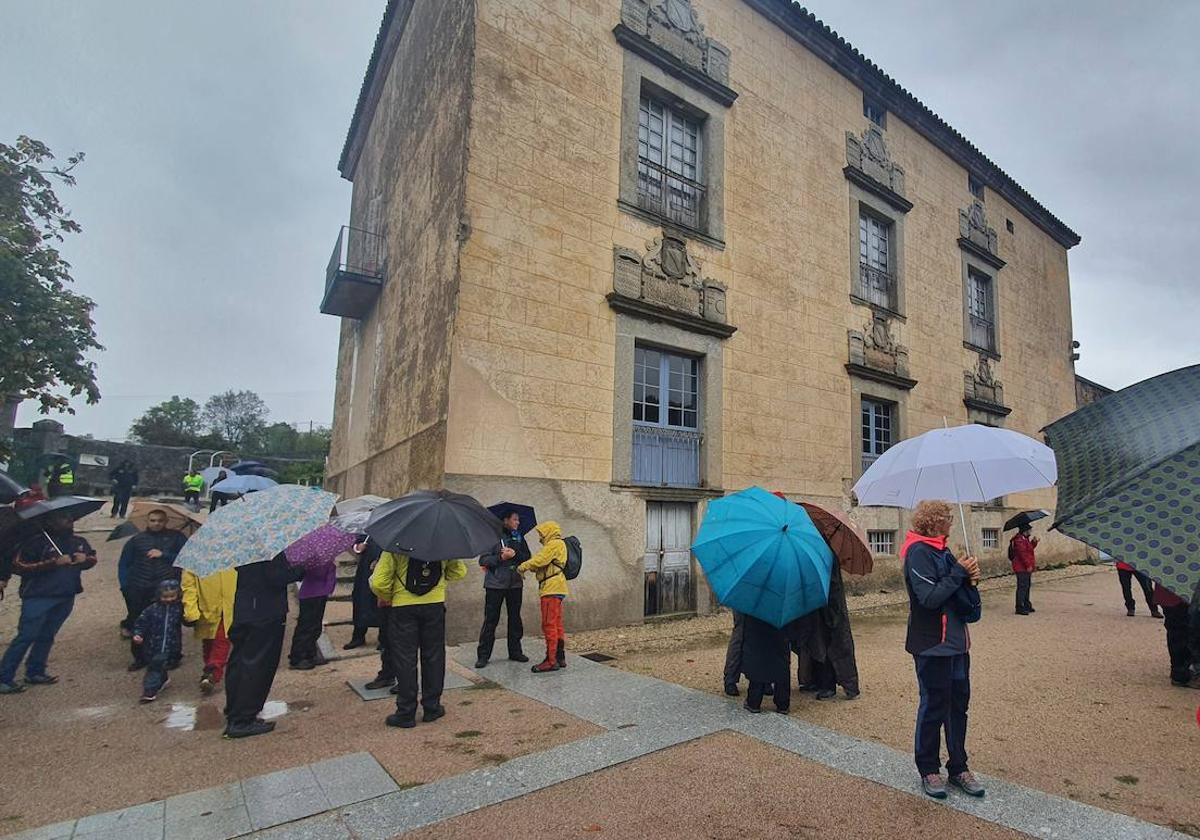 Imagen de público en una visita en la zona noble del jardín renacentista de El Bosque en Béjar