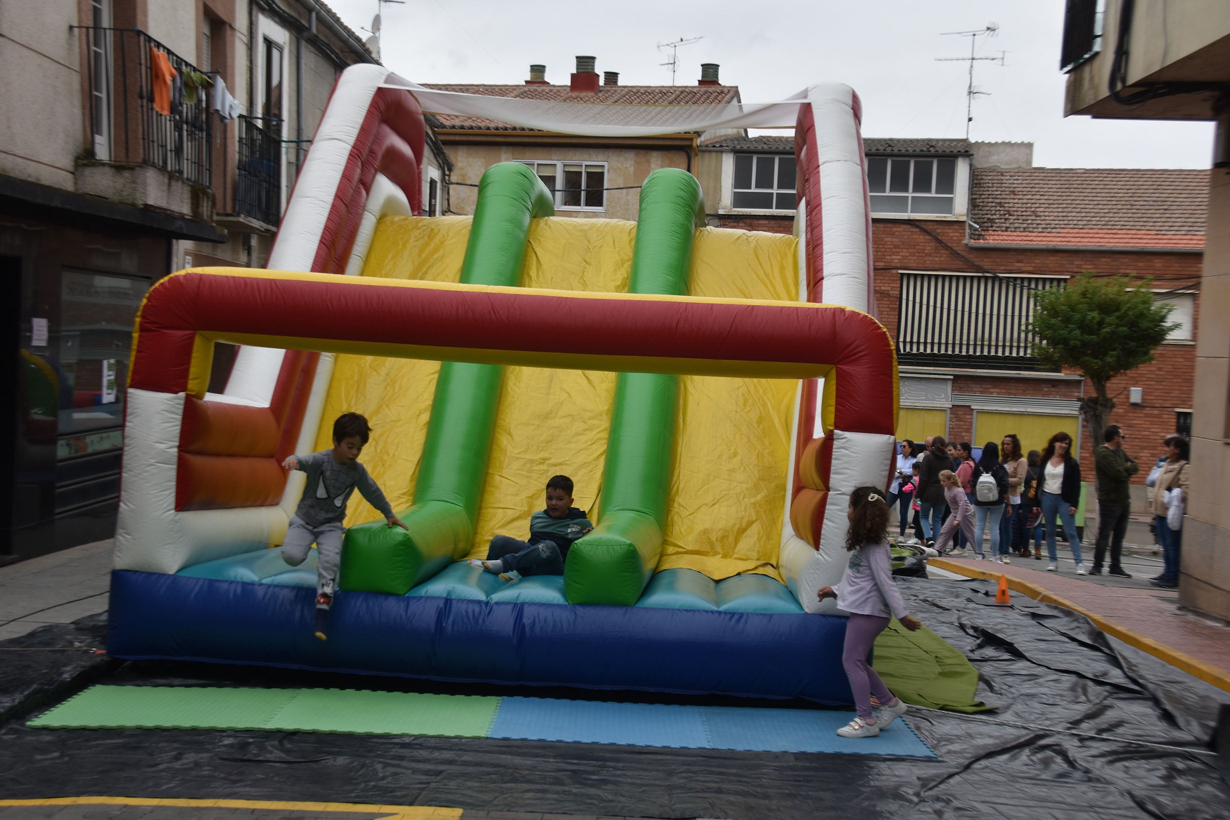 Los niños de Alba brillan en los playbacks