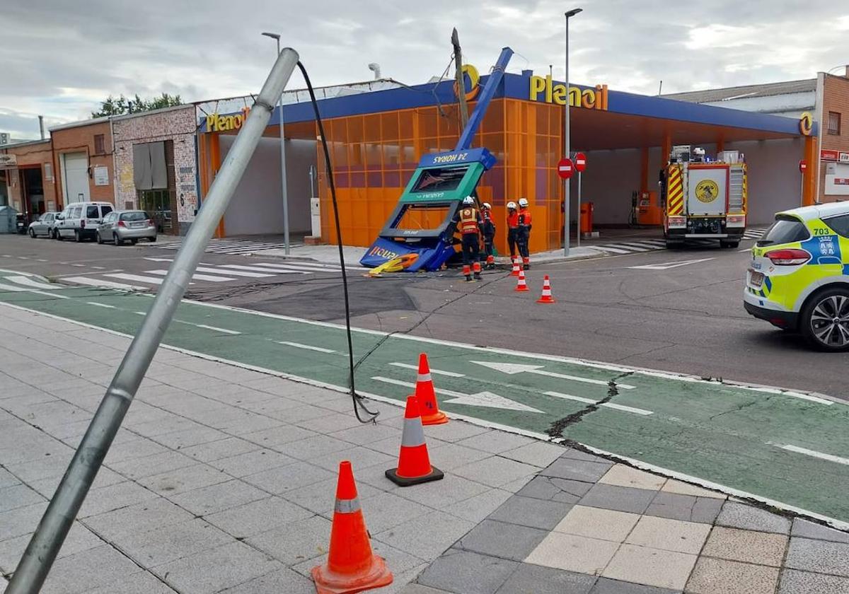 Los fuertes vientos echan abajo el cartel de una gasolinera en Salamanca