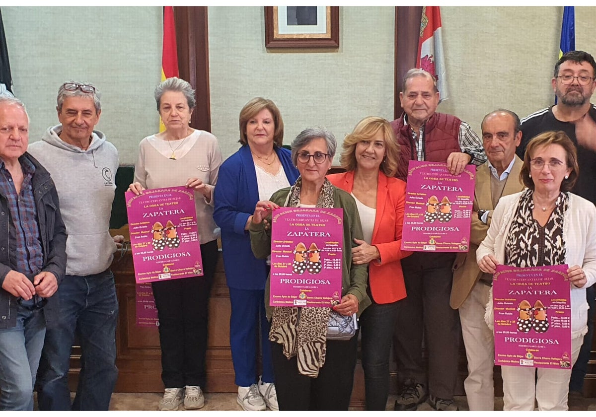 Alfonso Martín, Julio Oviedo, Engracia Sánchez-Capitán, Carmen Sánchez, Rufina Rodríguez, Purificación Pozo, Esteban Rodríguez, Manuel Álvarez - Monteserín, Mercedes Rodríguez y Joaquín Buxadé, en la presentación celebrada esta mañana en el Ayuntamiento de Béjar.