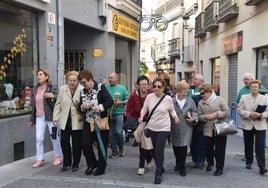 Varias mujeres durante el pasacalles animado por la charanga