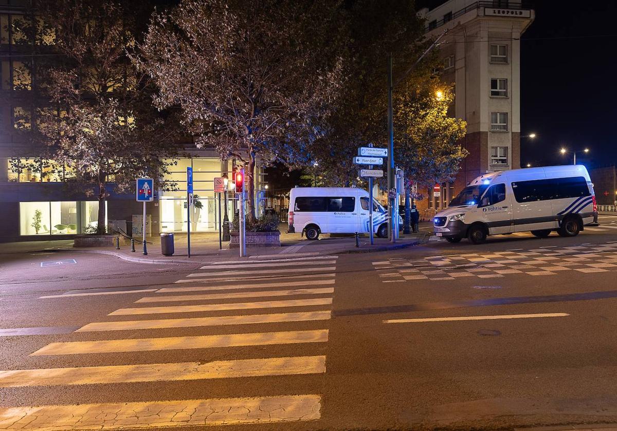 Imagen de dos coches de la Policía belga tras el atentado.