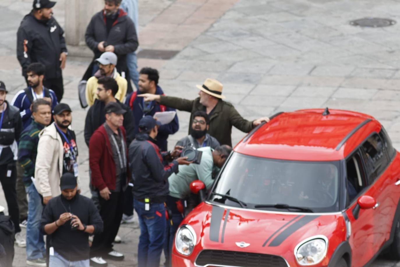 Las mejores imágenes de los actores del segundo día de rodaje de la película de Bollywood