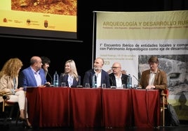 Belén Barco, Ramón Sastre, Ketty Ratero, María José González, José Luis Francisco, Secundino Caso y Miguel Torres en la apertura oficial del encuentro que se celebra en Ciudad Rodrigo.