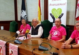 Use Blázquez, Maite Cascón, Elías Fraile y Joaquín Plaza han presentado hoy las dos marchas contra el cáncer de mama previstas en Béjar. TEL