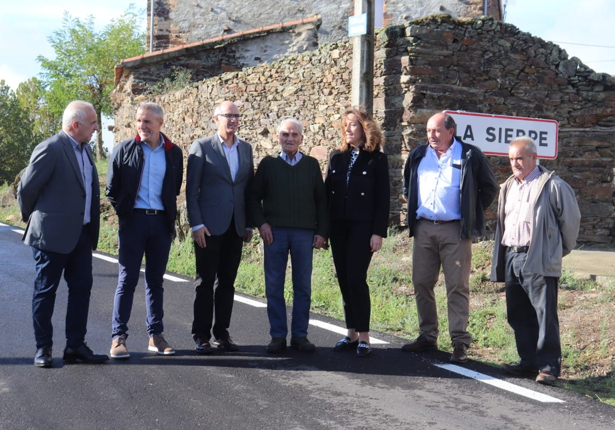 Autoridades de La Sierpe y las Veguillas, esta mañana con los diputados y al presidente de La Salina en la visita que ha realizado para conocer las obras del acceso.