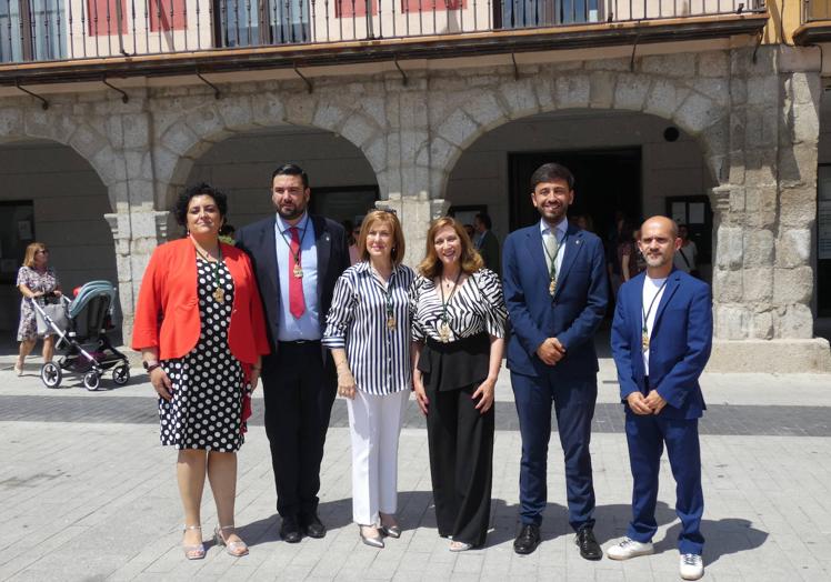 La alcaldesa de Peñaranda, Carmen Ávila (4ª izq.), junto a los concejales de su equipo de gobierno.