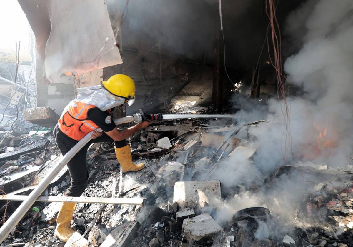 Un bombero sofocando un incendio en la franja de Gaza.