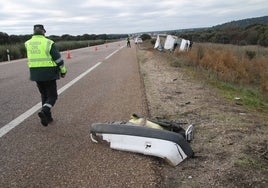 restos del turismo tras el impacto con la furgoneta, al fondo.