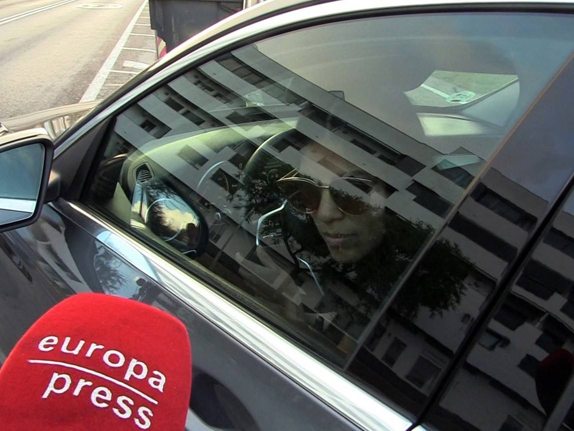 Isa Pantoja al volante de su vehículo.