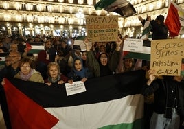 Varias mujeres protestan en la Plaza Mayor de Salamanca contra Israel y a favor de Palestina