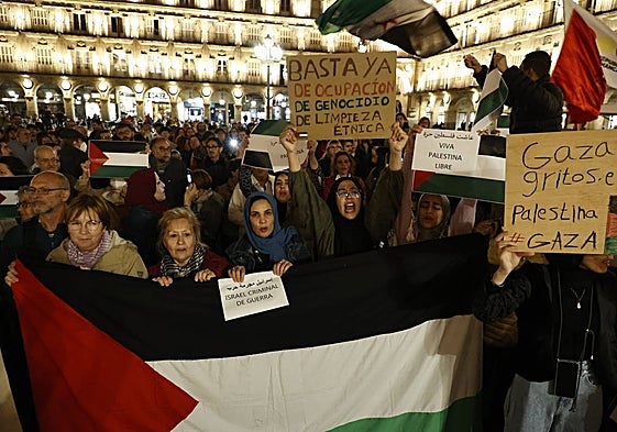 Varias mujeres protestan en la Plaza Mayor de Salamanca contra Israel y a favor de Palestina