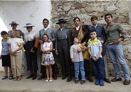 López Chaves, a la derecha, junto a los actuantes en el festival y miembros de Aerscyl.