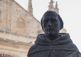 Estatua a tamaño real de Francisco de Vitoria