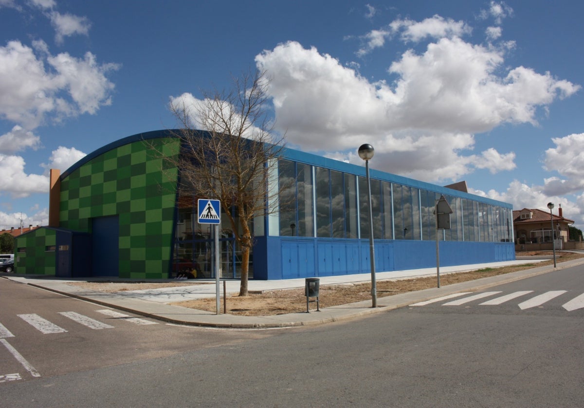 El pabellón de Monterrubio de Armuña en el que se han instalado los depósitos de agua temporales.