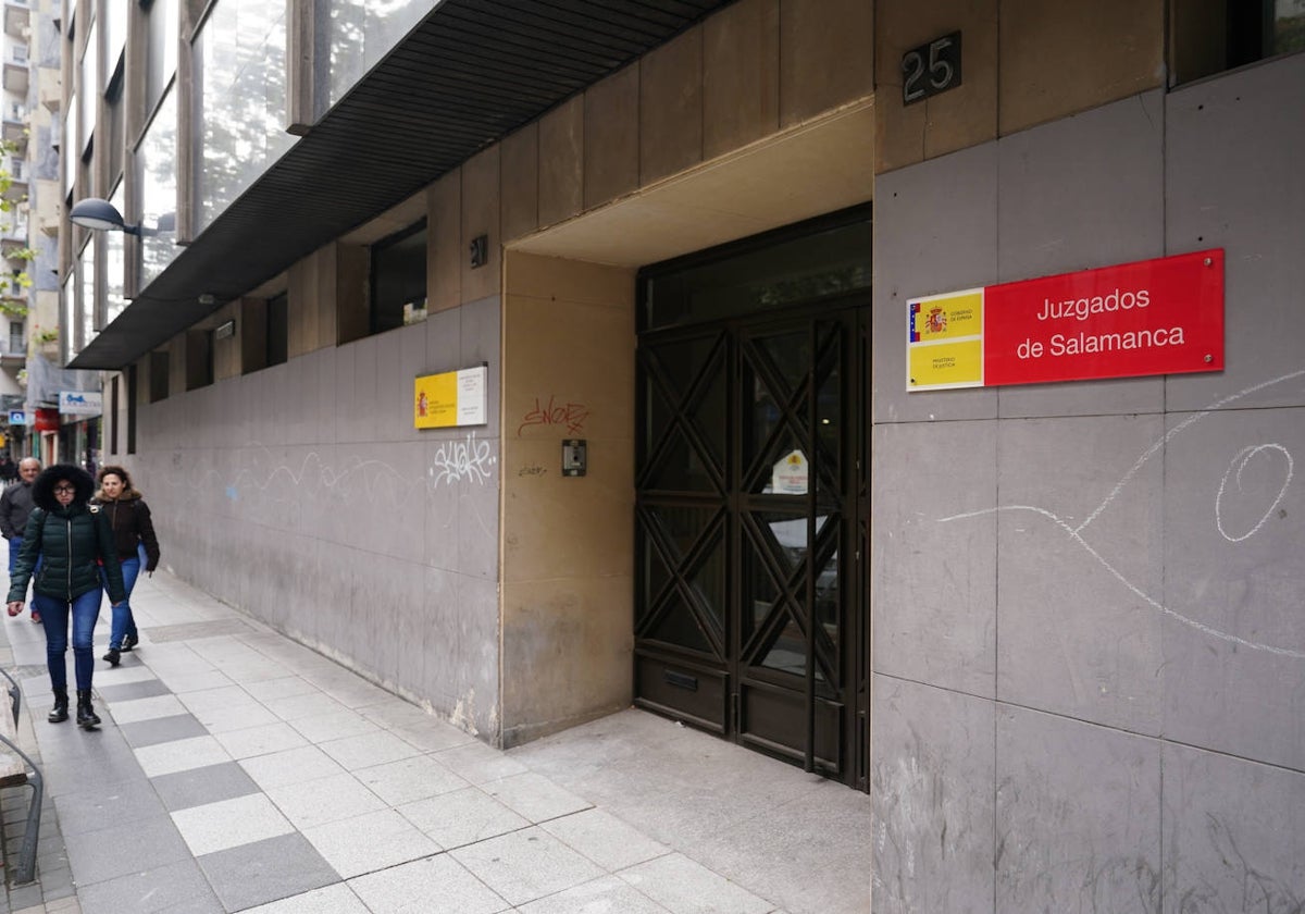 El cartel de los juzgados a la puerta del edificio de Torres Villarroel.