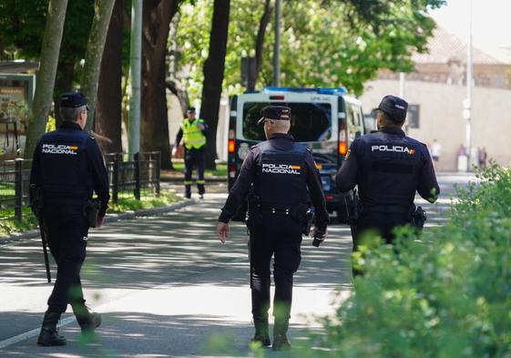 Tres agentes de la Policía Nacional.