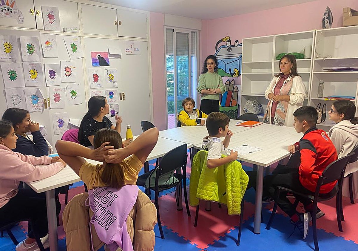 La edil Mari Cruz Gacho con los niños del programa Ciudad Amiga de la Infancia de Santa Marta de Tormes.