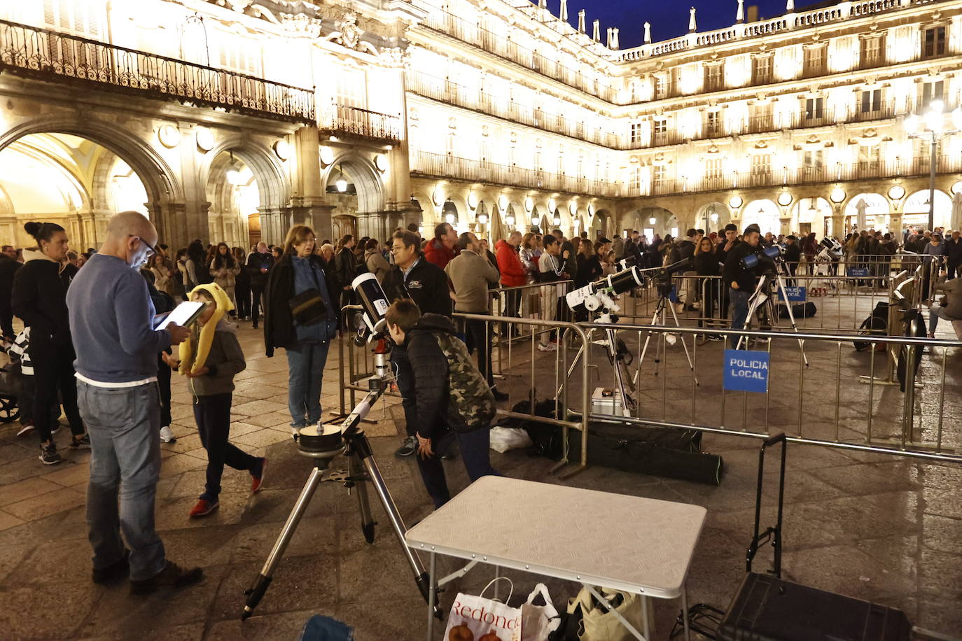 La Luna, protagonista de la noche en la Plaza Mayor