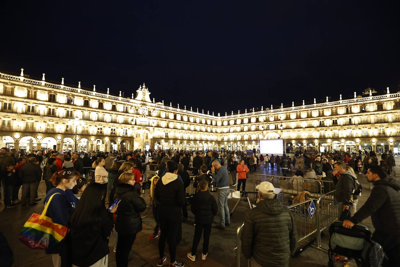 La Luna, protagonista de la noche en la Plaza Mayor