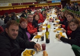 Más de 350 peñistas han participado en la comida de hermandad