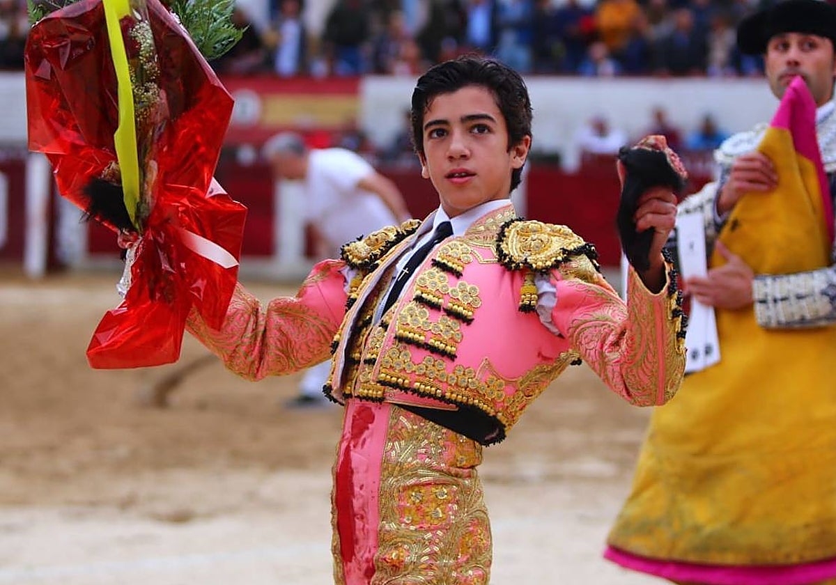 Marco Pérez, con las dos orejas de su primer novillo.