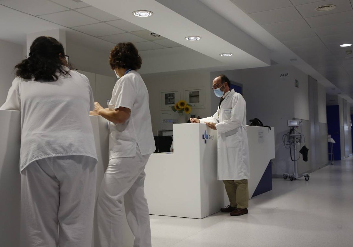 Personal de Medicina Interna en las plantas del Hospital.