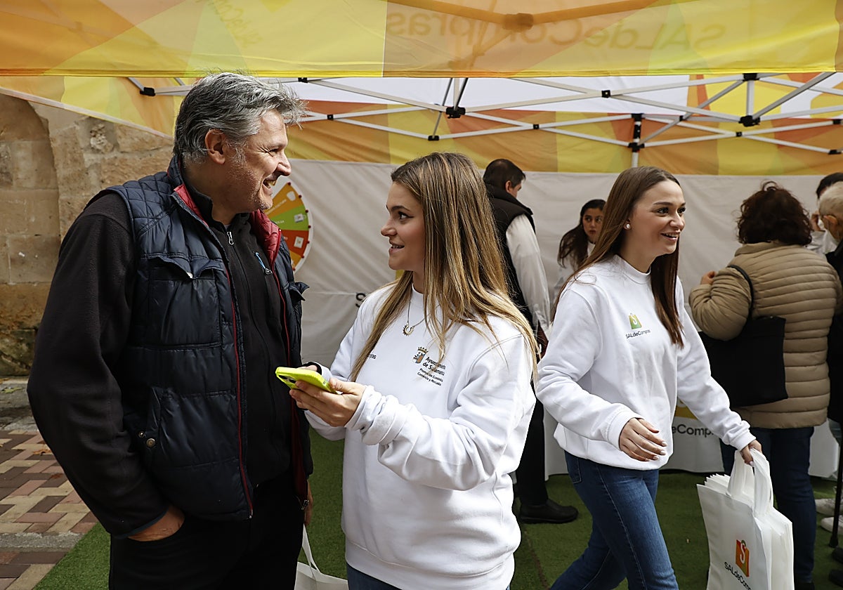 Miguel se informa en la carpa de SALdeCompras.