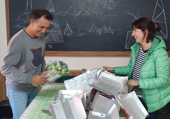 Tomás de la Torre y Rosalina Jorge ordenan los primeros envases para el árbol de Navidad.